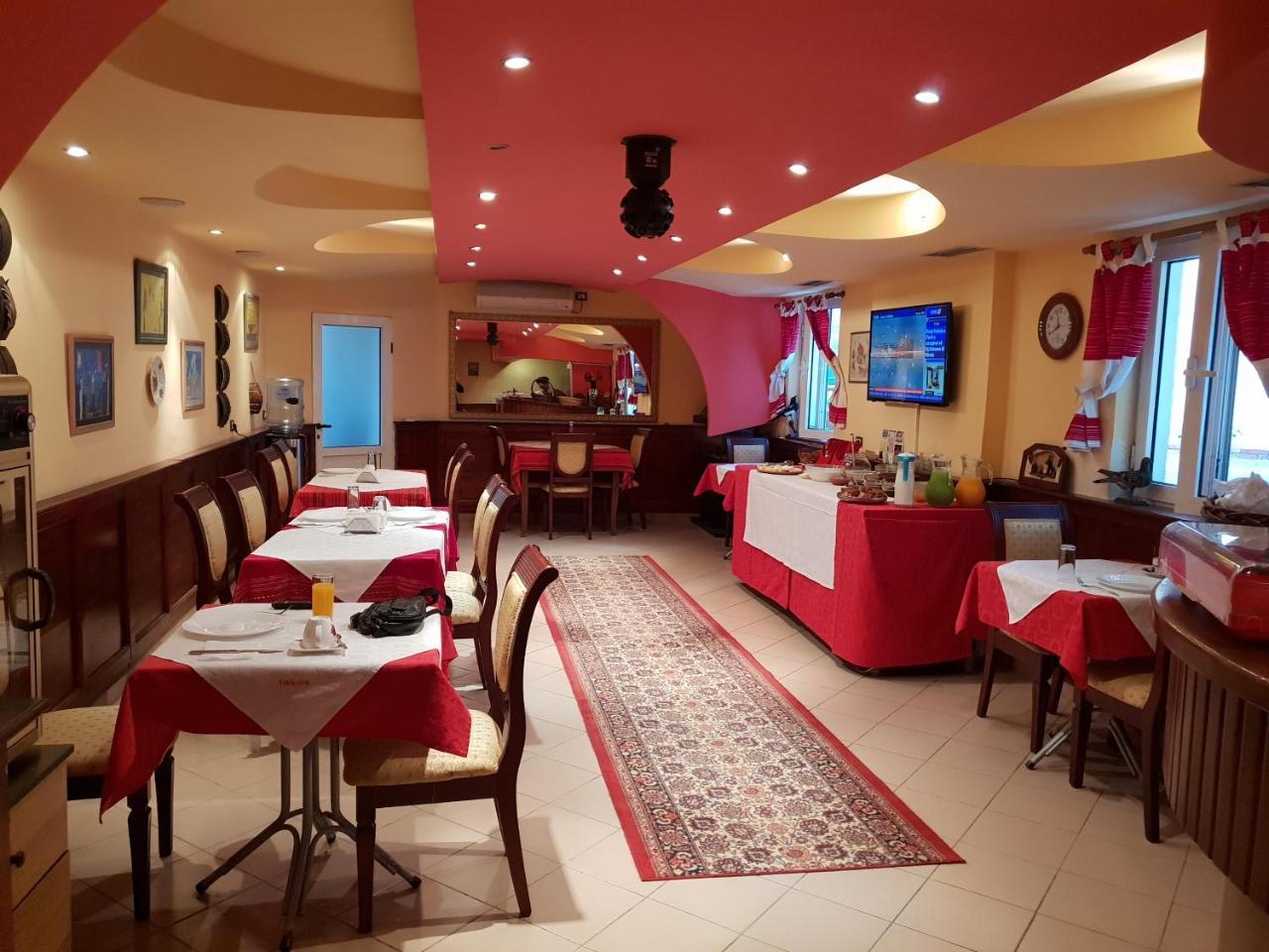 Hotel Vila 15 - Center ティラナ エクステリア 写真